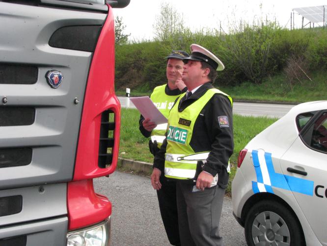 Kontrola kamionů DI a celní správa