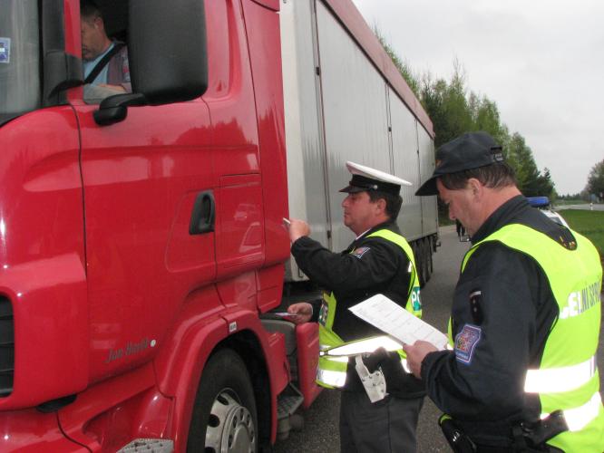 Kontrola kamionů DI a celní správa.JPG