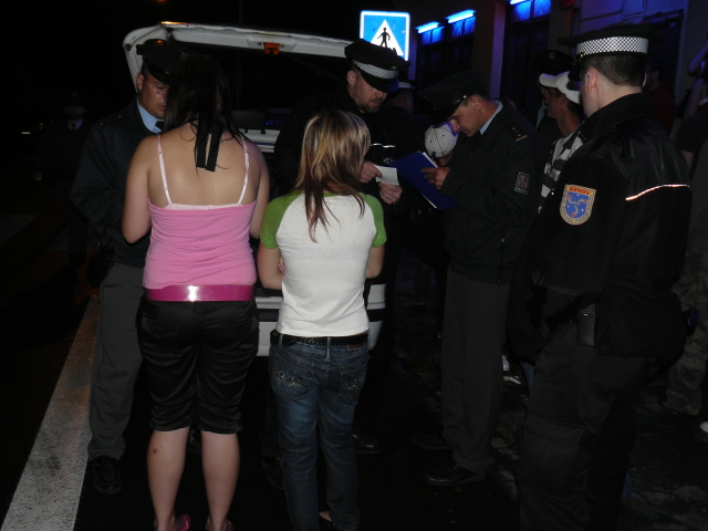 Policisté spolu se strážníky konrolovali hladinu alkoholu v dechu u mladistvých.