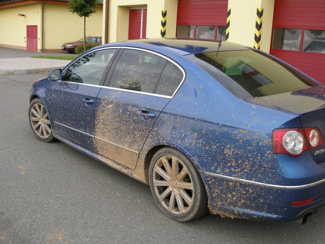 zablácený passat