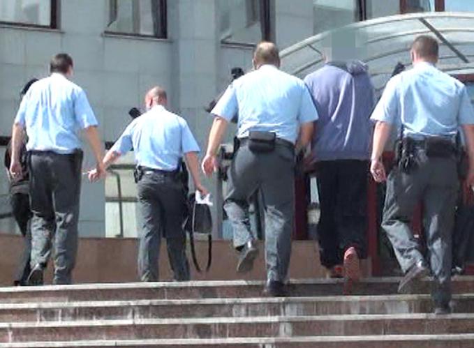 Foto: PČR/eskorta obviněných k soudu ve F-M