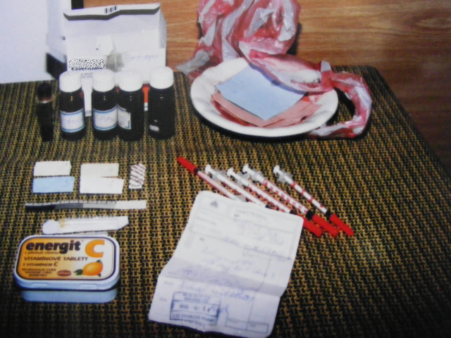 materiál zajištěný při likvidaci drogové varny.jpg