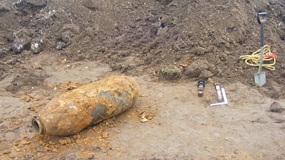 Na Kladensku našel bagrista metrovou leteckou pumu2.jpg