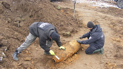 Na Kladensku našel bagrista metrovou leteckou pumu1.jpg