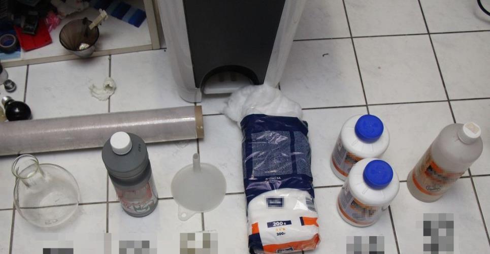 laboratorní vybavení s chemikáliemi