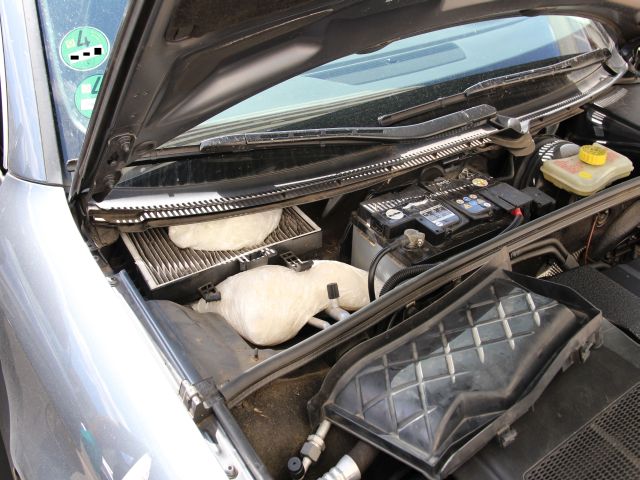 drogy schované v motoru