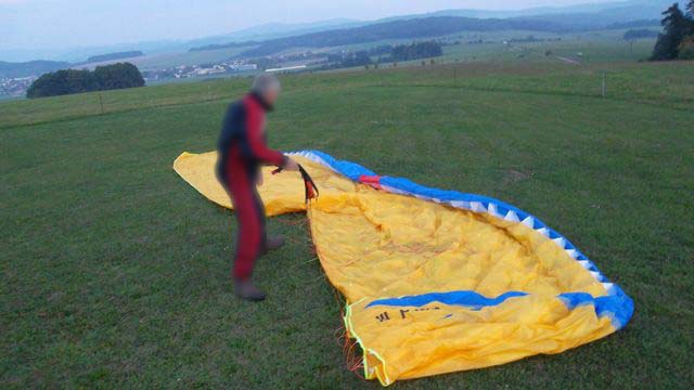 Muž s kluzákem 2.jpg