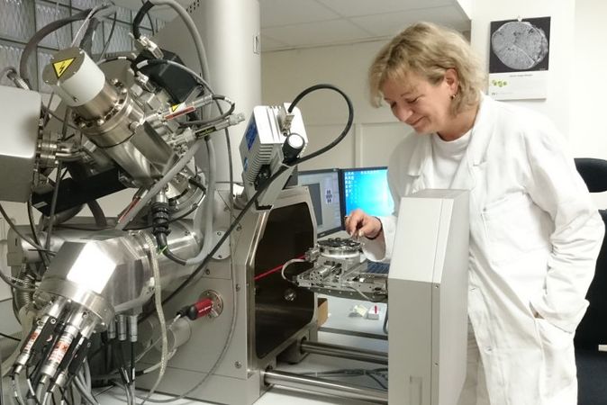 Elektronový mikroskop.jpg