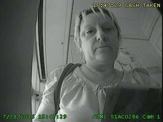 Pátrá OOP ČB foto pachatelky.jpg