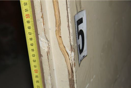 Detail vylomených dveří.png