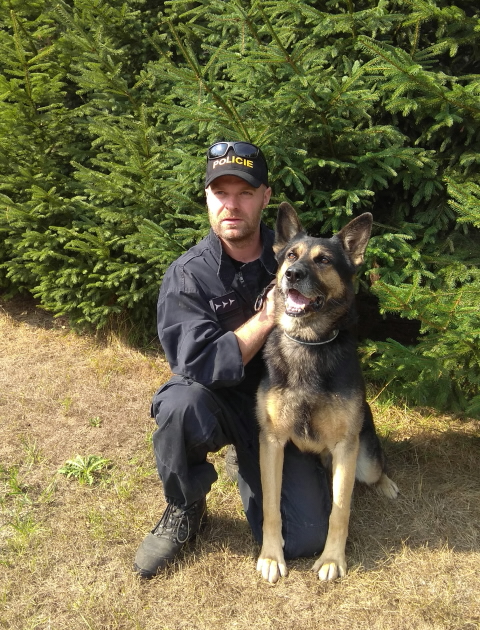 Policejní psovod a služební pes Wigo.jpg