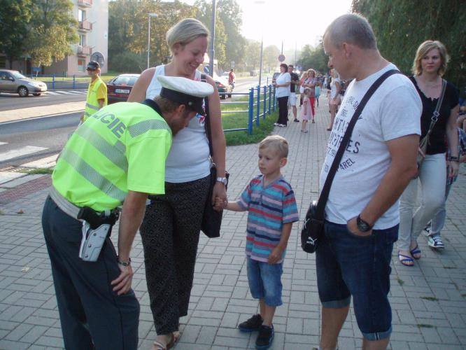 Policisté před školou v Mostě