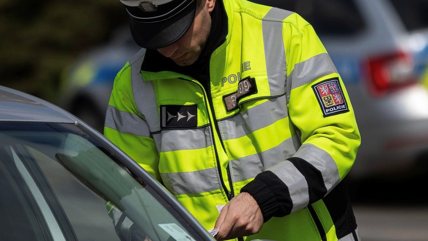 Přes dvojitou čáru předjížděl nákladní automobil