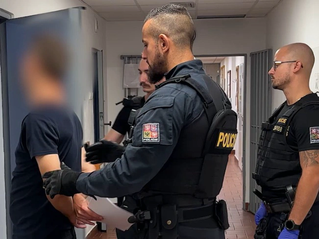 Muž rozesílal desítky výhrůžných e-mailů. Soud ho poslal do vazby