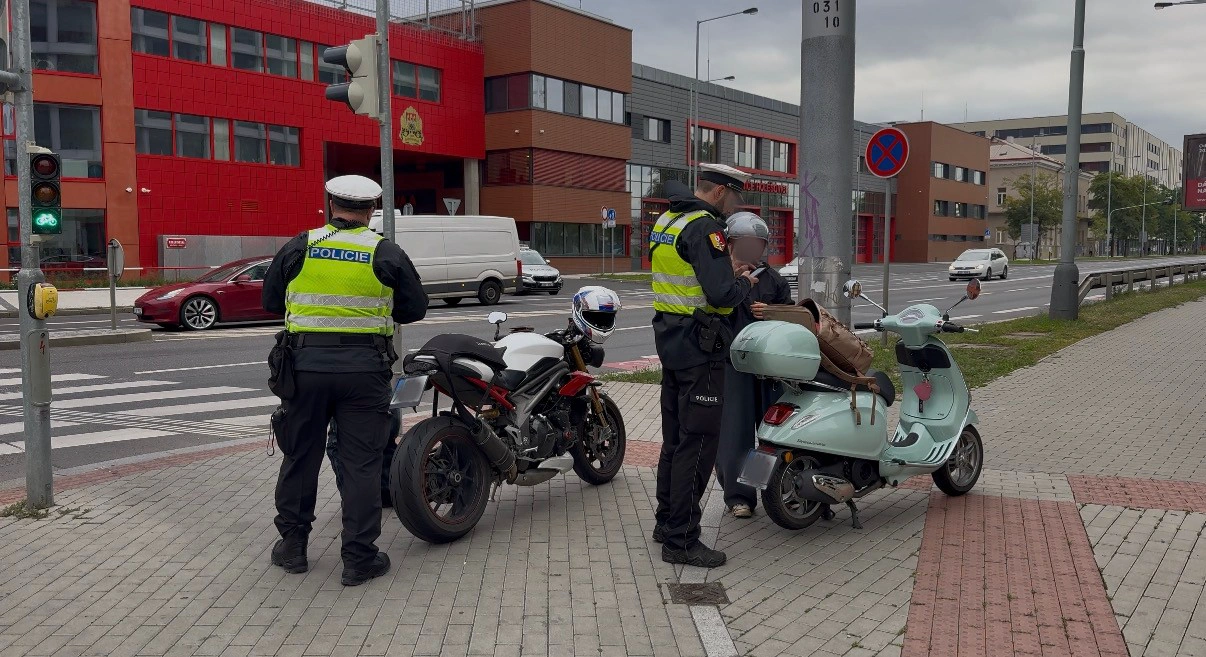 Dopravní akce zaměřená na chodce, cyklisty a řidiče elektro koloběžek