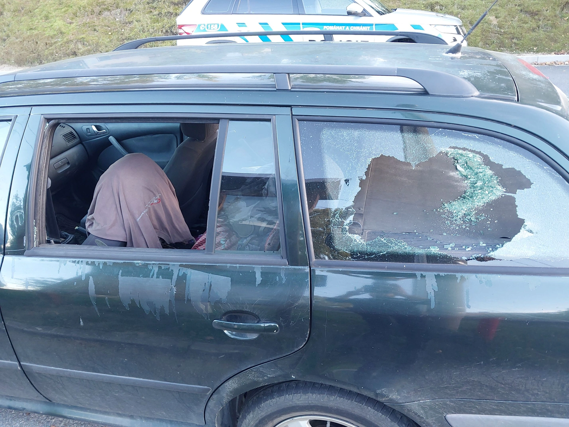 Vandal v Kamenném Újezdu poškodil auto