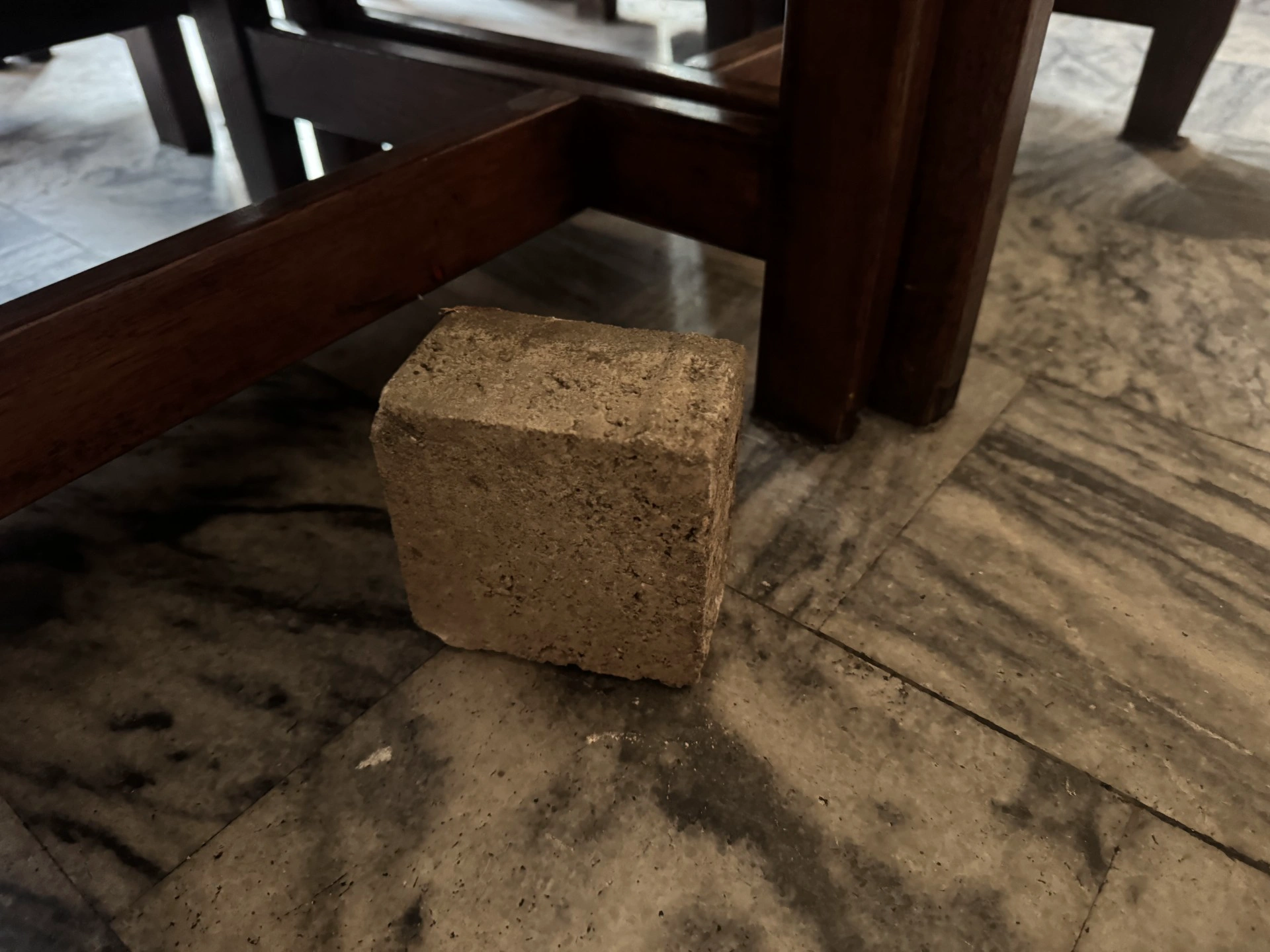Vandal rozbil dlažební kostkou okna restaurace