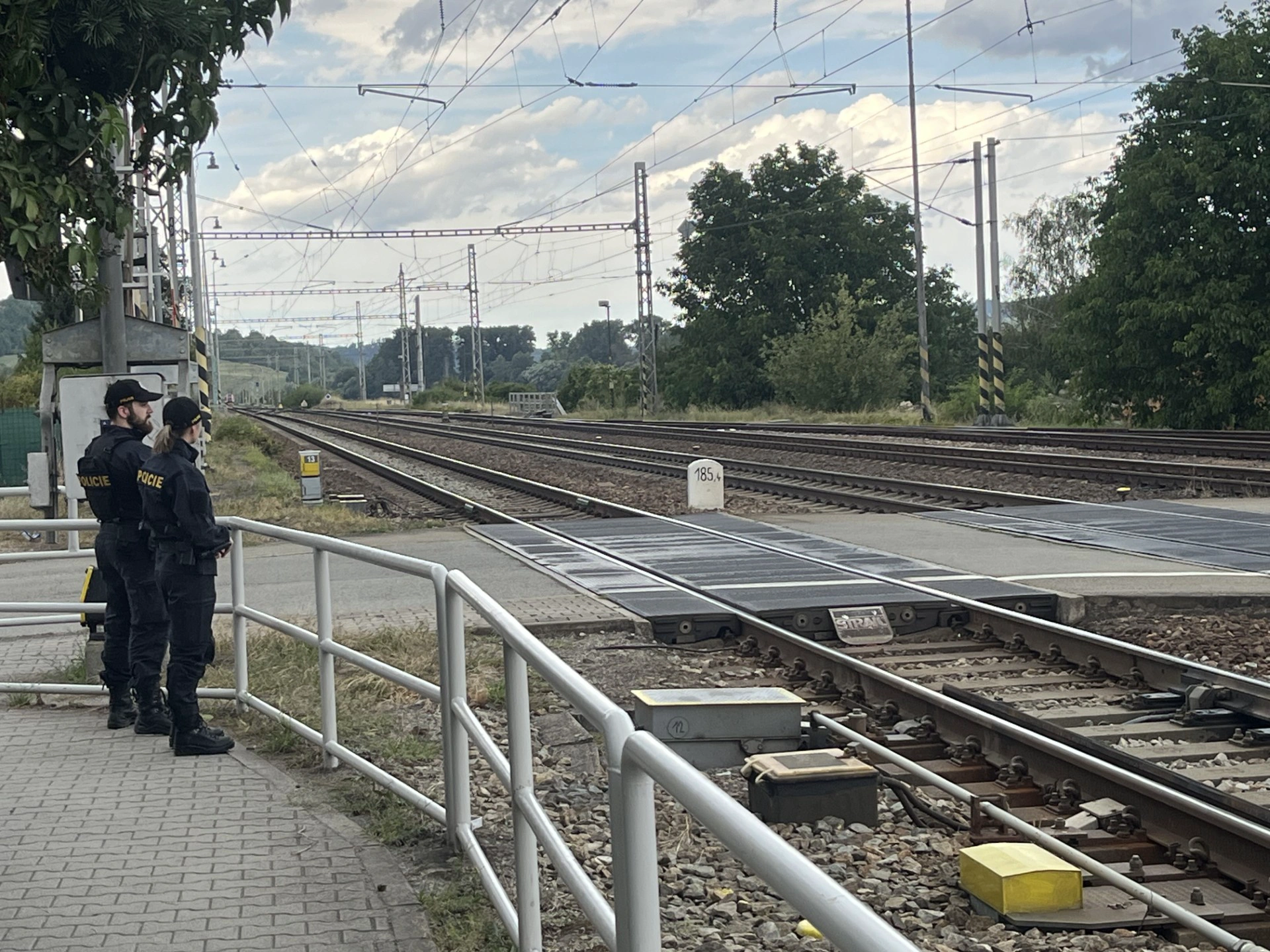 V kolejišti neriskujte!