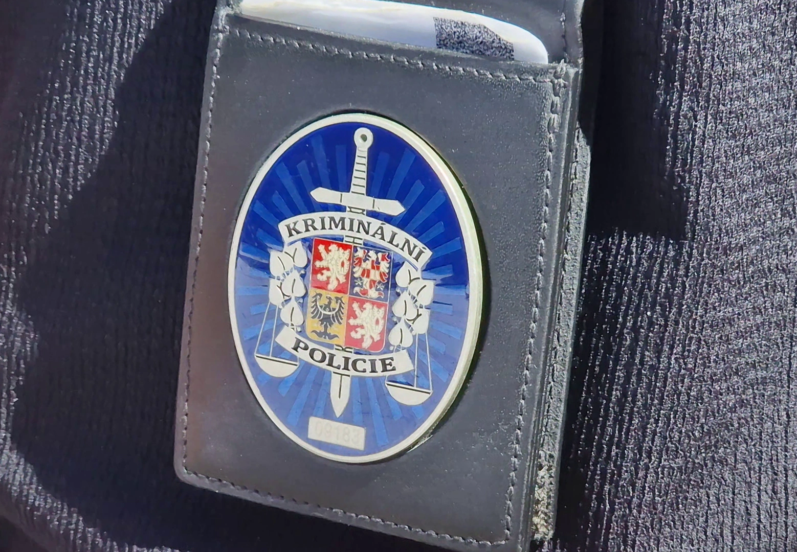 Strhl ženě z krku památeční šperk