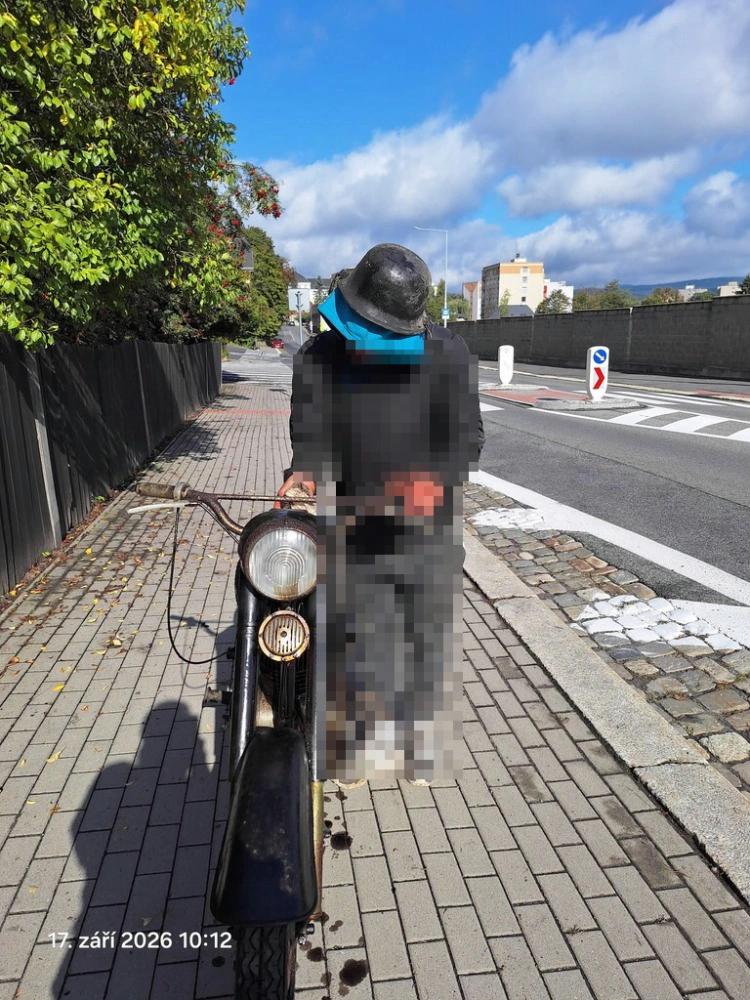 Místo motocyklistické přilby nosil na hlavě hliníkový kotlík