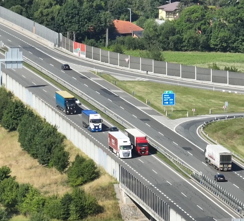 Kamiony na dálnici nesprávně předjížděly