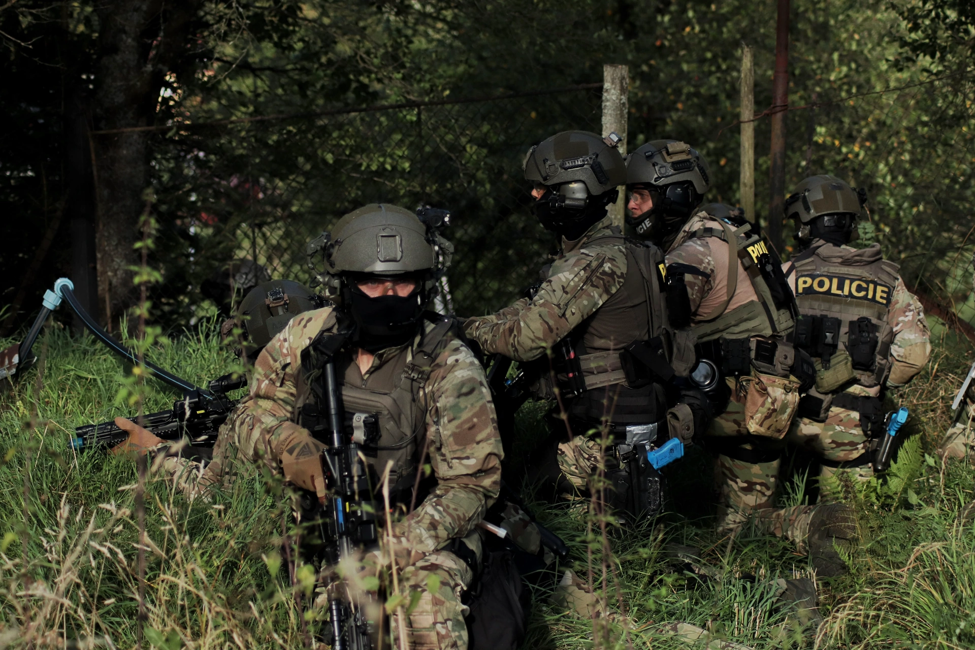 Zákrok proti nebezpečným pachatelům i při nahlášení bomby, prověření koordinace