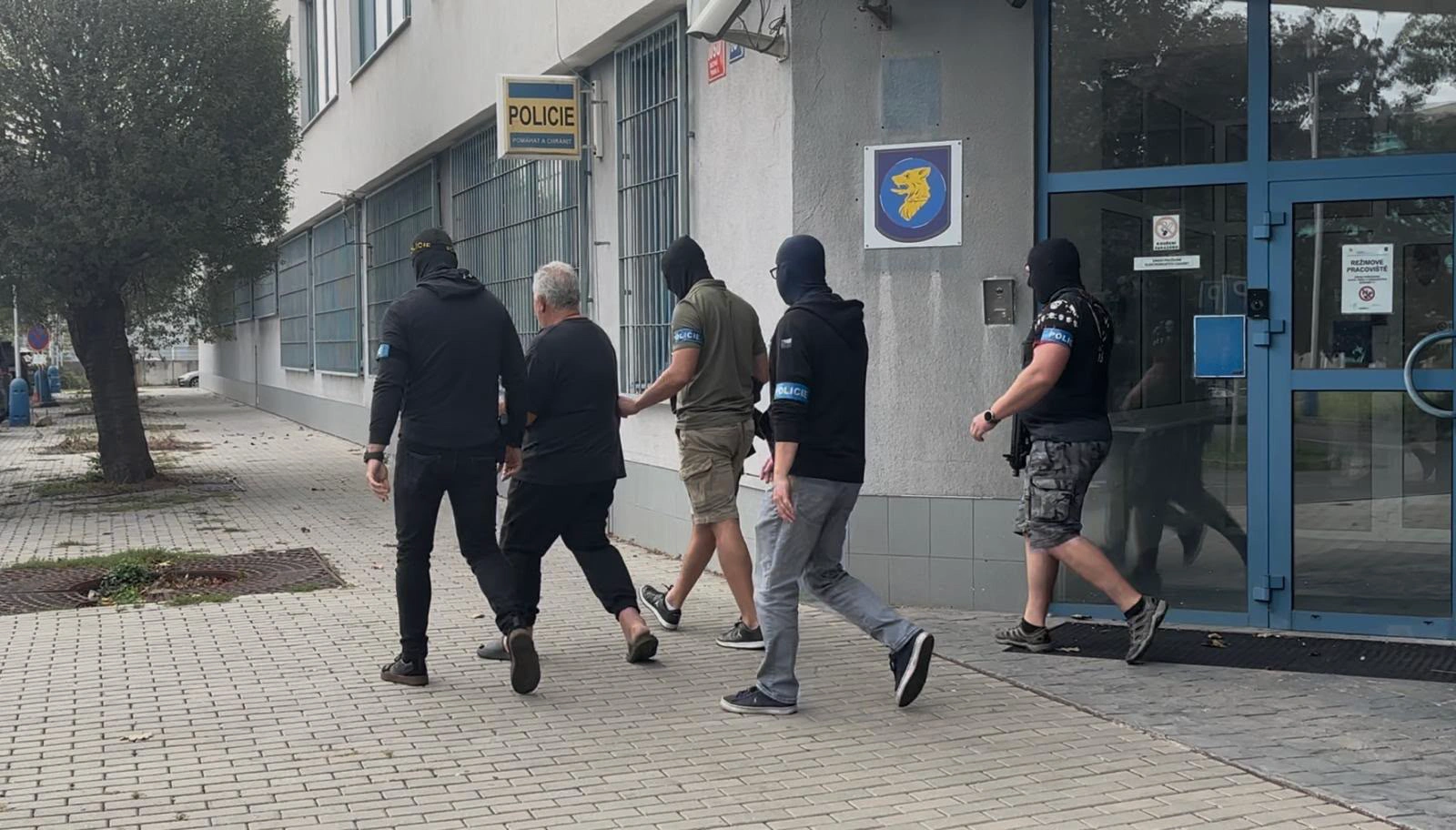 V Nizozemsku byl zadržen cizinec obviněný v případu Padrino, v doprovodu eskorty přiletěl do Prahy