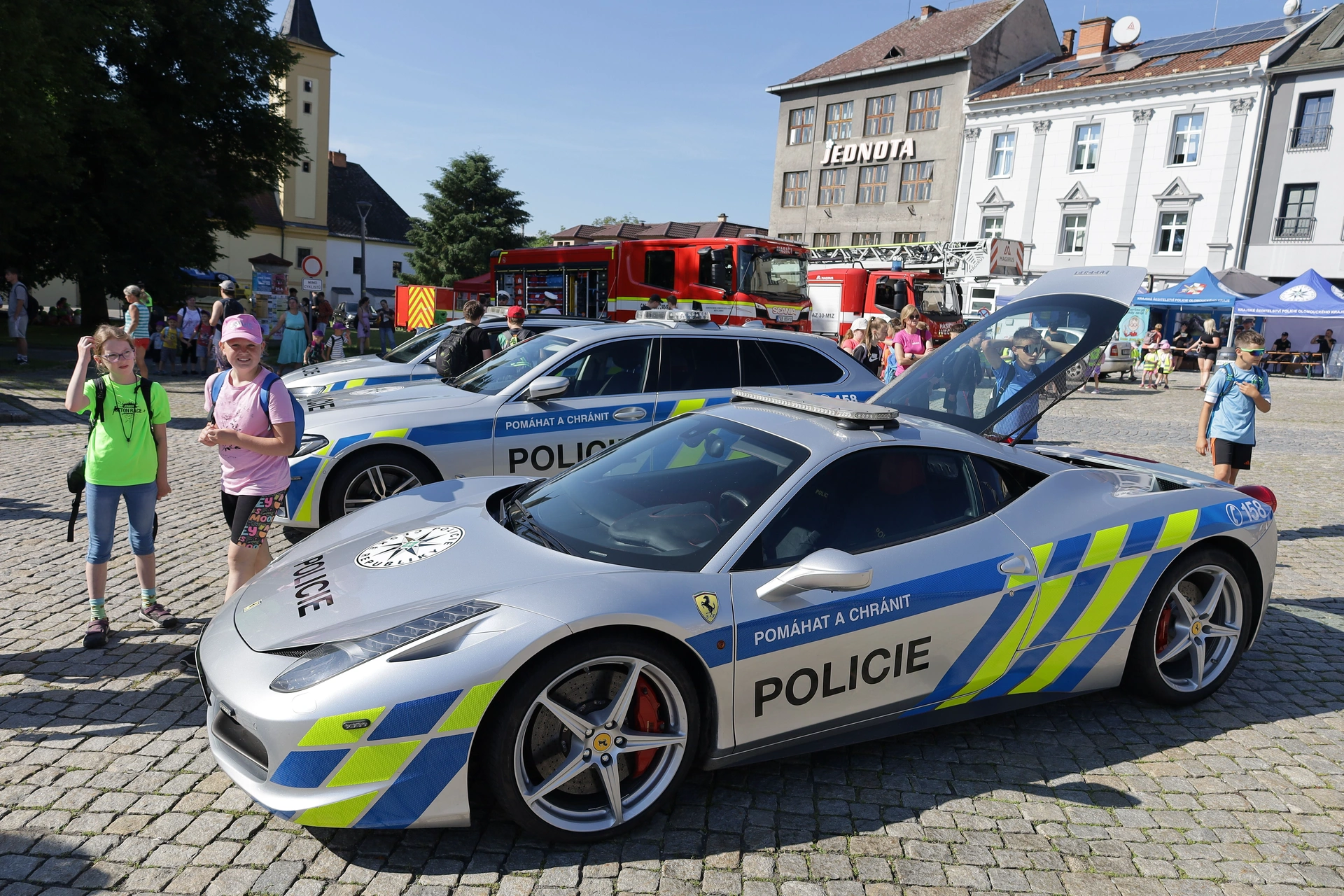 Policejní Ferrari i otočný simulátor dopravní nehody přilákaly do Zábřehu stovky návštěvníků