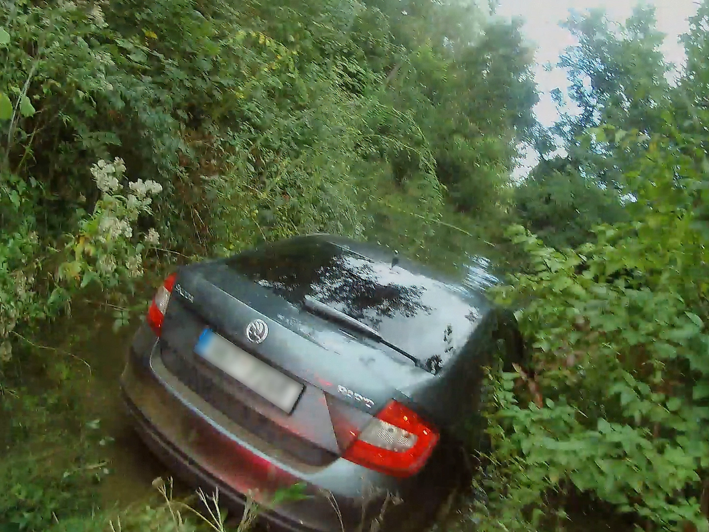 Ujížděl policistům a skončil v řece
