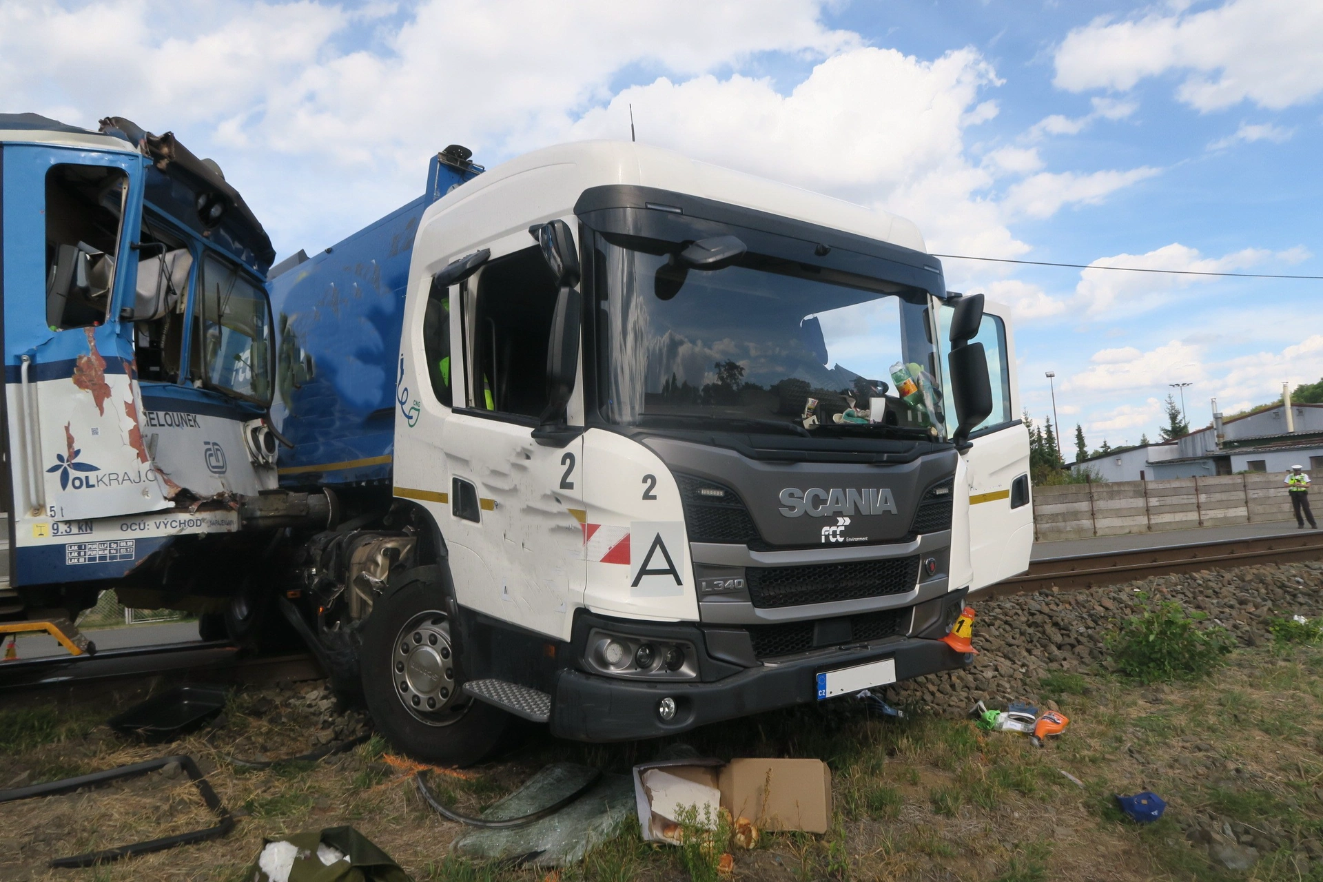 Střet osobního vlaku s nákladním autem