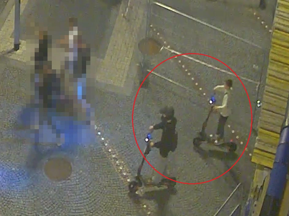 Poznáváte mladíky na fotografii?