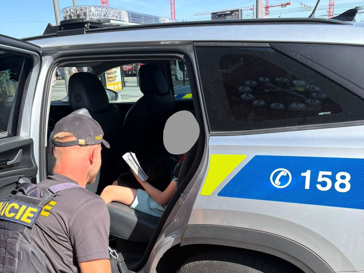 Dítě zůstalo na peróně, zbytek rodiny odjel