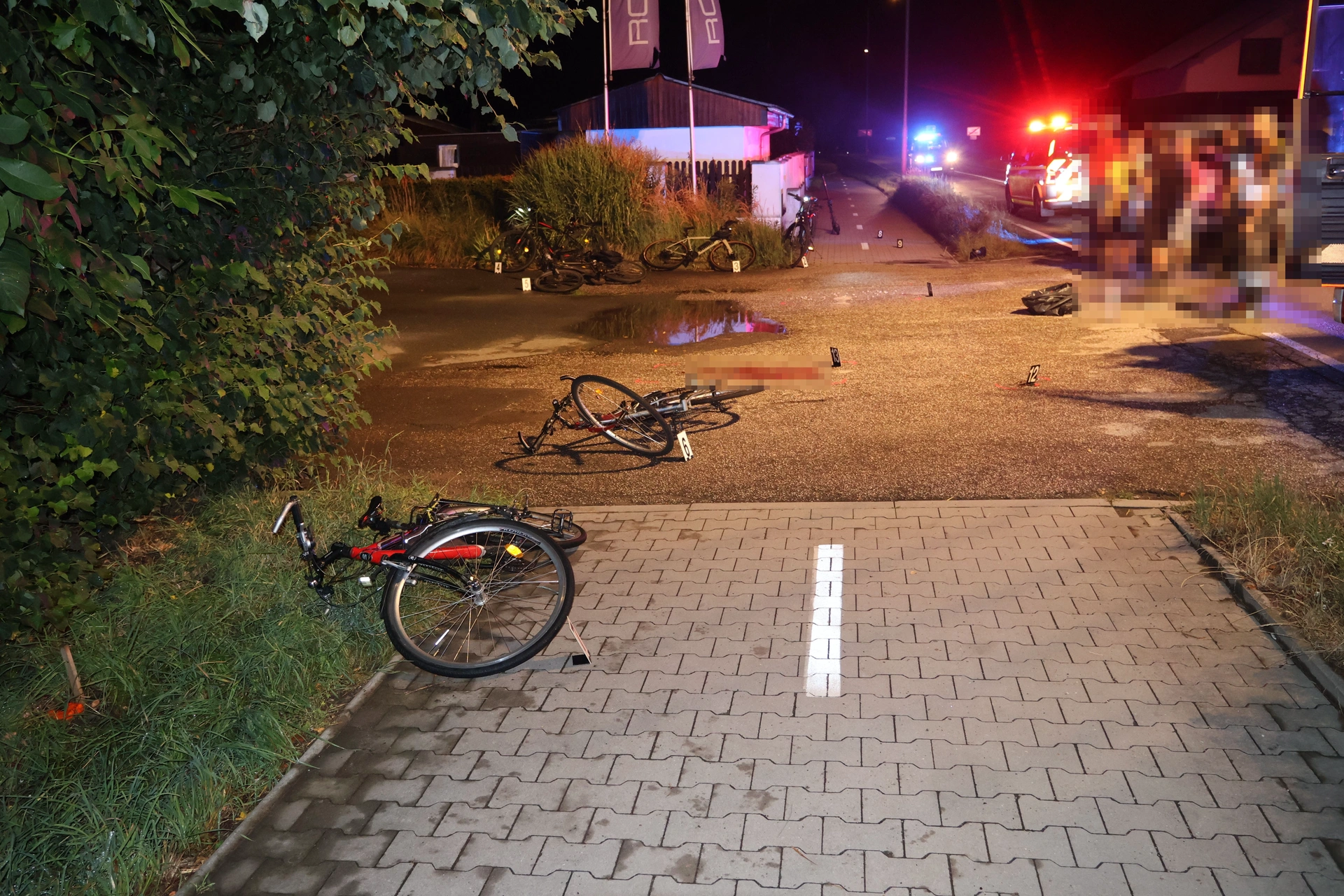 Sedm cyklistů, čtyři zranění a pozitivní dechové zkoušky
