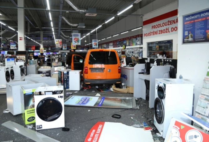Vloupání do výdejních boxů, krádež mercedesu i průjezd výlohou prodejny