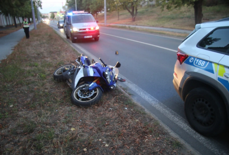 Policistům nechtěl zastavit, na motorce ujížděl s téměř 2,5 promile