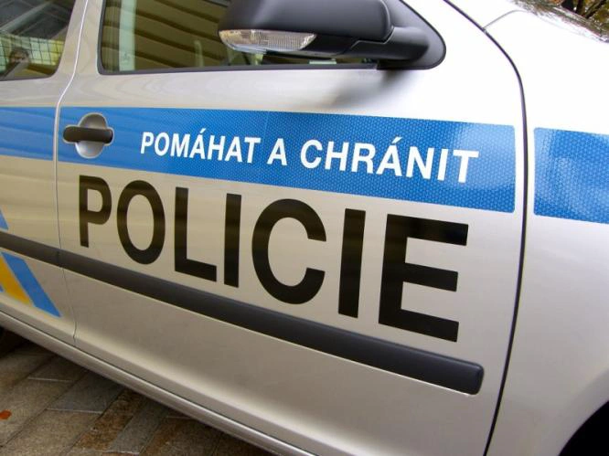 Muž se vážně zranil při opravě motoru traktoru