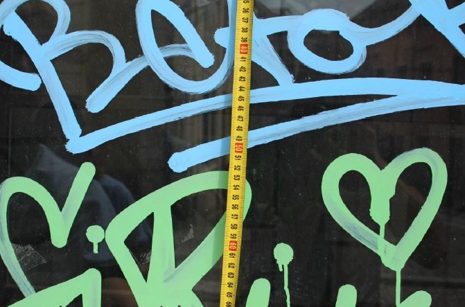 Z ulic si udělali galerii, majitelům zbyly škody za statisíce