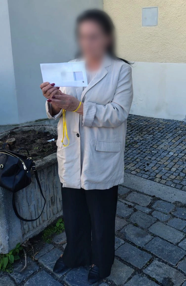 Žena v roli kurýra měla smůlu, skončila v poutech