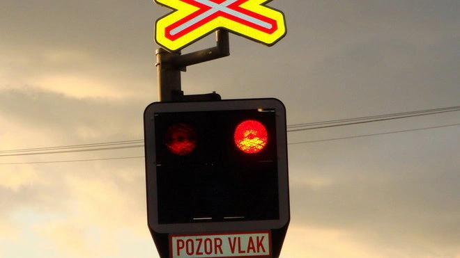 Kriminalisté obvinili řidiče kamionu, který vjel na železniční přejezd před přijíždějící vlak