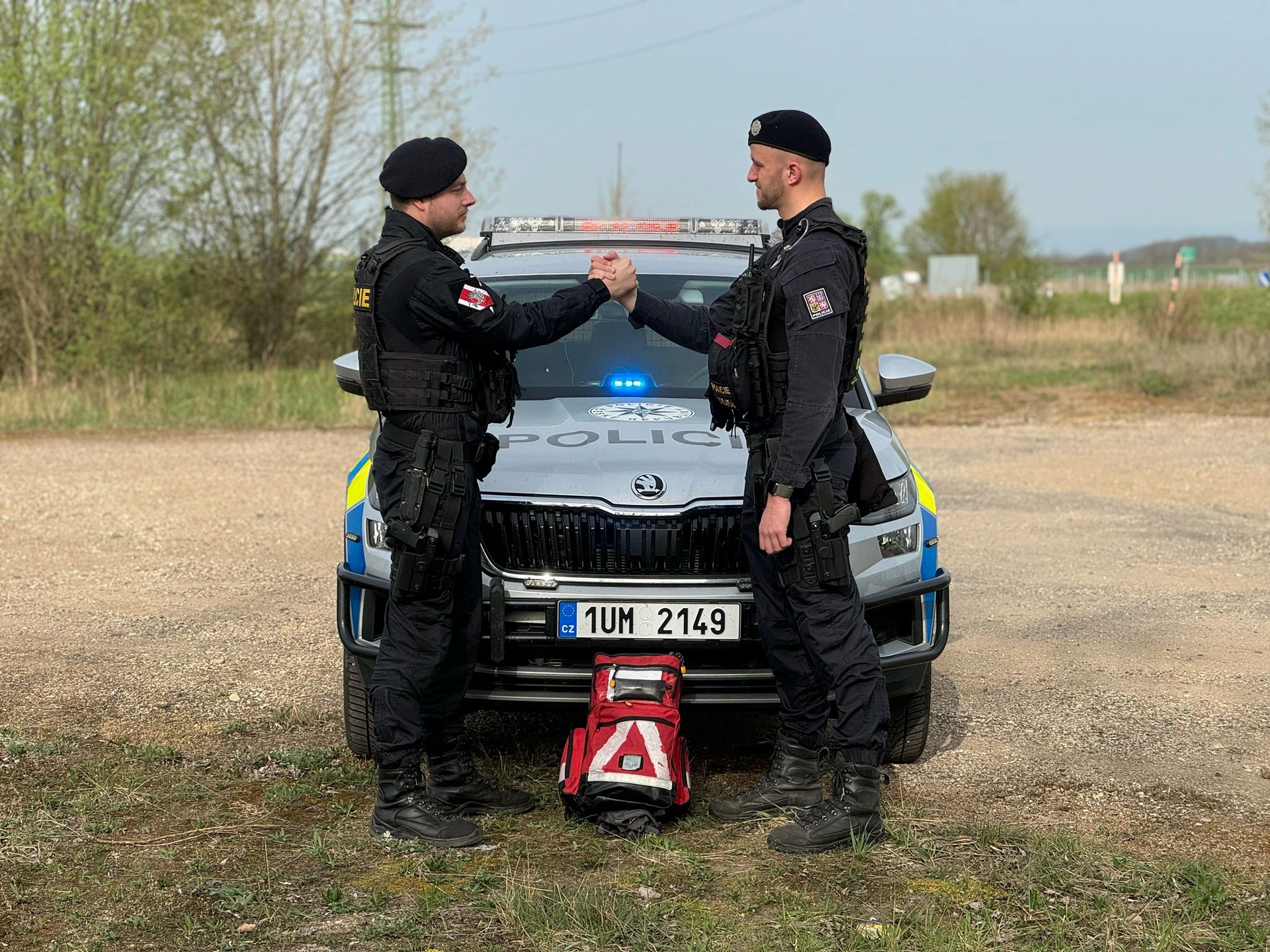 Policisté v Krásné Lípě pomohli muži zaklíněnému na stromě