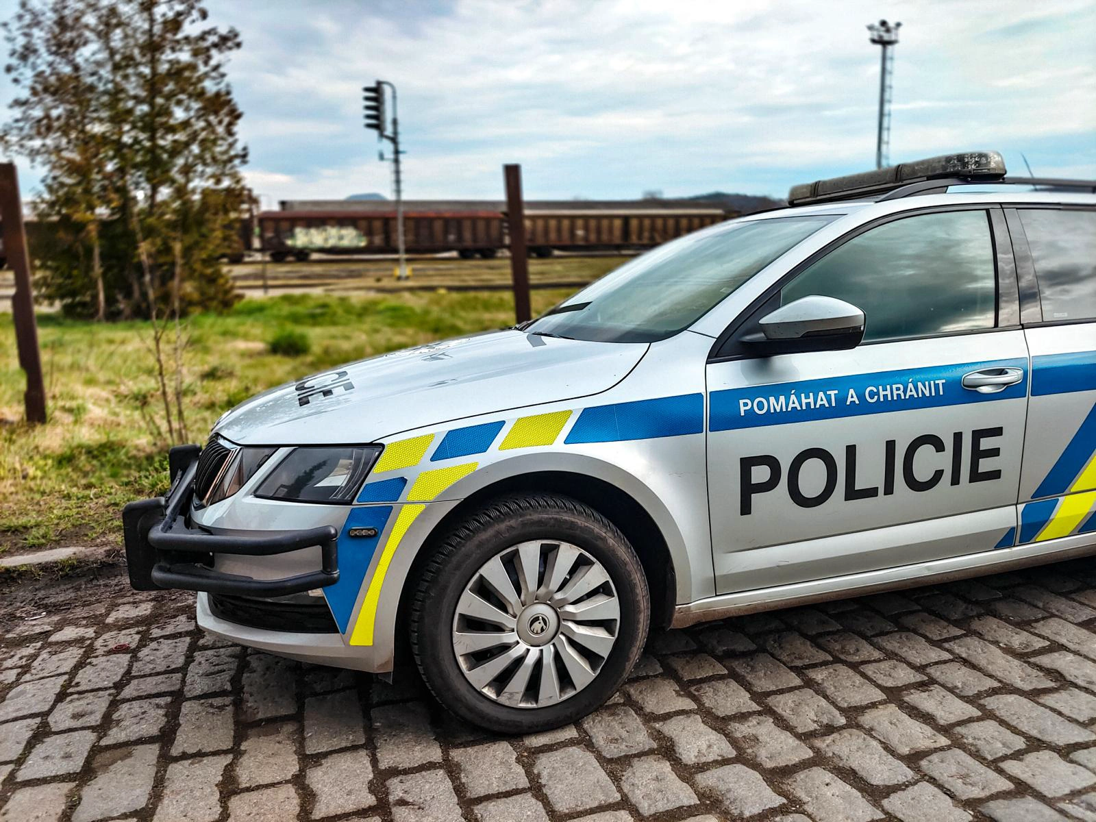 Vlak ženu vláčel 45 metrů-hledáme svědky