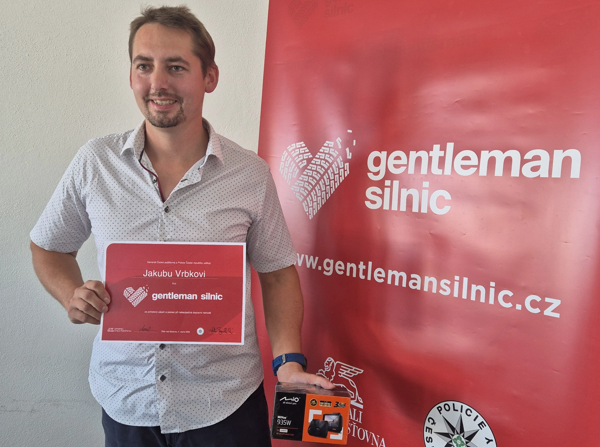 Neváhal a skočil pro ženu do rybníka – získal titul Gentleman silnic